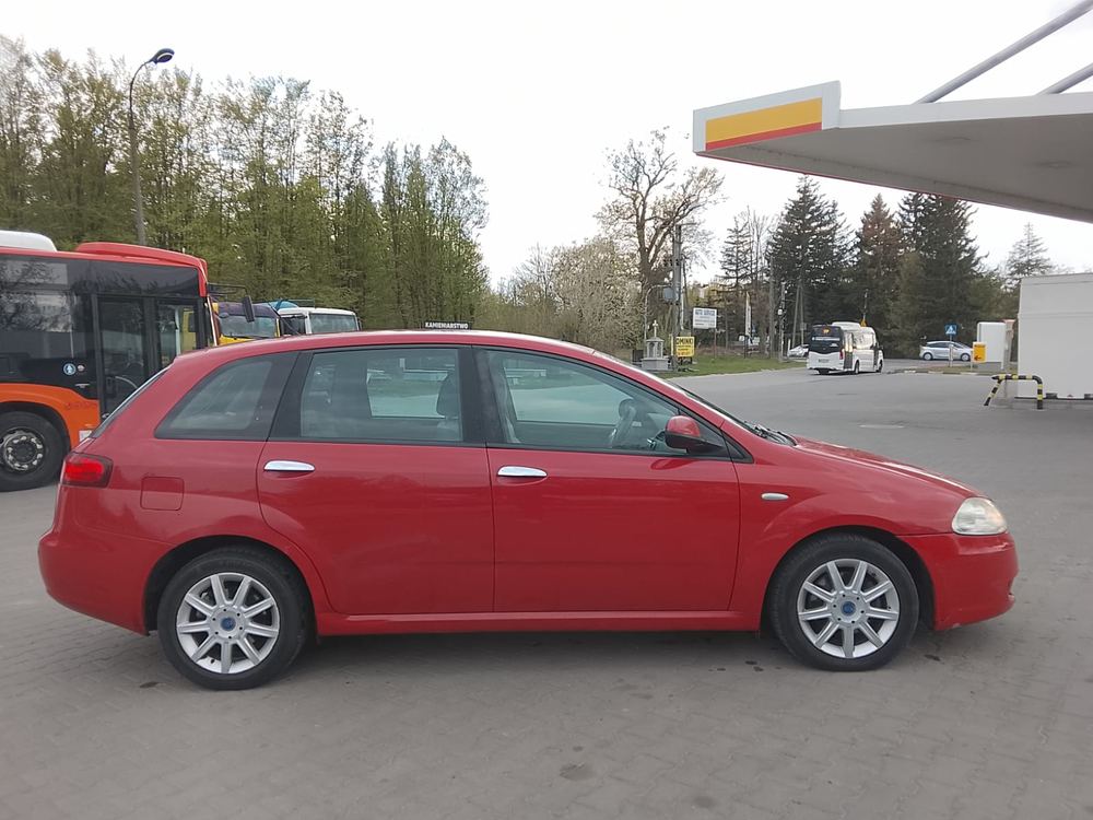 Czerwony hatchback kupiony przez skup samochodów SzybkiZakupAut.pl